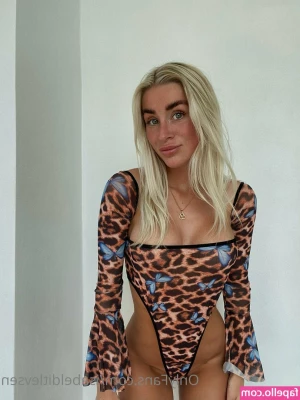 isabelditlevsen - Pompino in vasca part 1   oralsex   Volete vedere la seconda parte 