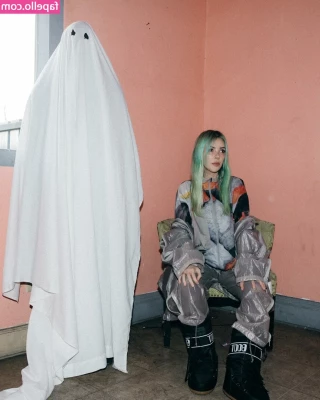 Alison Wonderland [ alison-wonderland ] - Ma nudité te rendra toujours aussi dingue