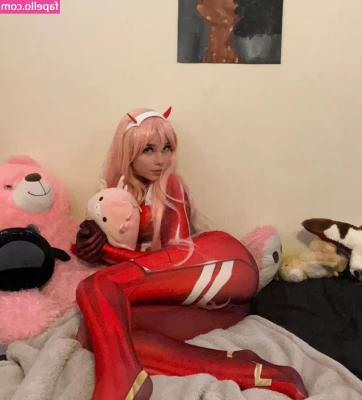 Gianna Hades [ gianna-hades ] - Who wants a feel