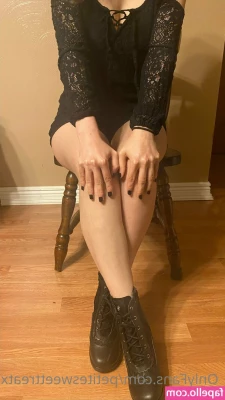petitesweettreatx - I’ll let you pull my pigtails 🤤  & trying a lil’ Harley
