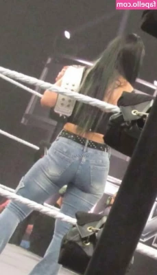 Roxanne Perez [ roxanne-perez ] - Who’s seen my new video with @the_irishbull ?! He’s got a huge