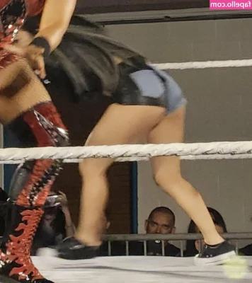 Roxanne Perez [ roxanne-perez ] - Kneel  amp  kiss these Soles