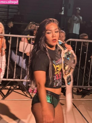 Roxanne Perez [ roxanne-perez ] - Like clock work on a Tuesday and Thursday night I get a message from