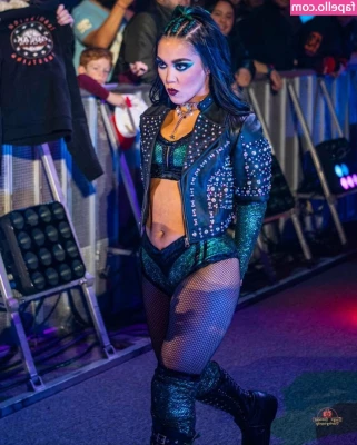 Roxanne Perez [ roxanne-perez ] - some more blurry pics for your feed