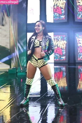 Roxanne Perez [ roxanne-perez ] - It’s my birthdayyyyy! You get uncensored titties so say thank you! 
