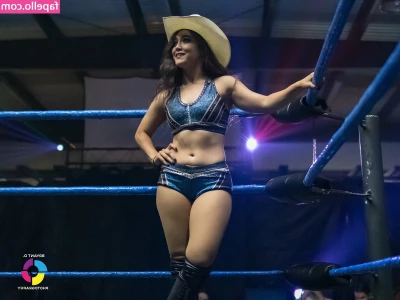 Roxanne Perez [ roxanne-perez ] - Soft curves in the rainbow light
