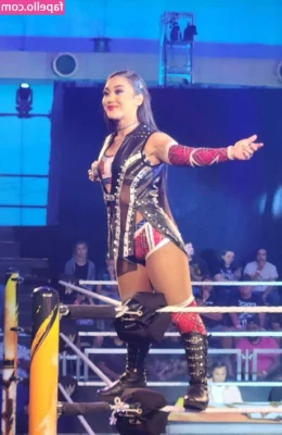 Roxanne Perez [ roxanne-perez ] - Why are those shoes always so smelly