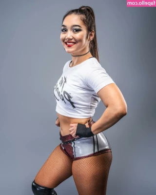 Roxanne Perez [ roxanne-perez ] - Do you like this outfit? 🤭🔥