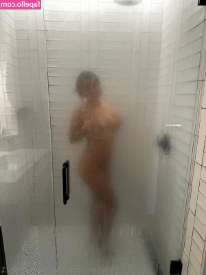 mello.melanie21 [ mello-melanie21 ] - Full nudes  anyone  Catch a glimpse of Amy lou  head to toe minus the