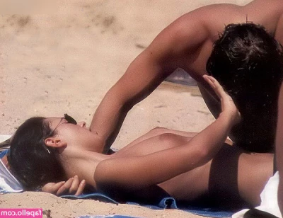 Monica Bellucci [ monica-bellucci ] - Naughty girl showing off her butt