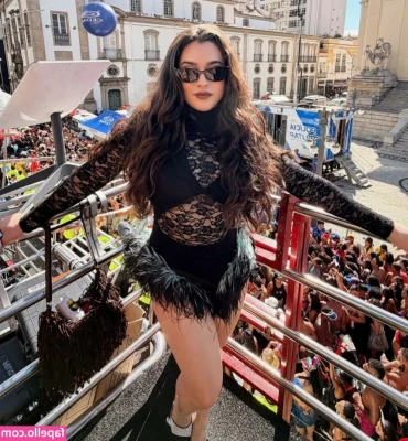 Lauren Jauregui [ lauren-jauregui ] - Looking for a morning grab? 🤪