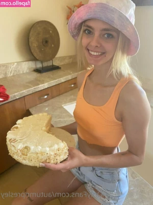 autumnpresley - How much fun would it be to eat me out while I work I would love that