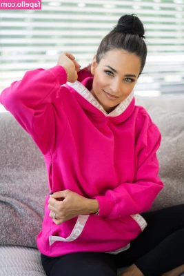 Amira Pocher [ amira-pocher ] - Hope you re having a good weekend  too