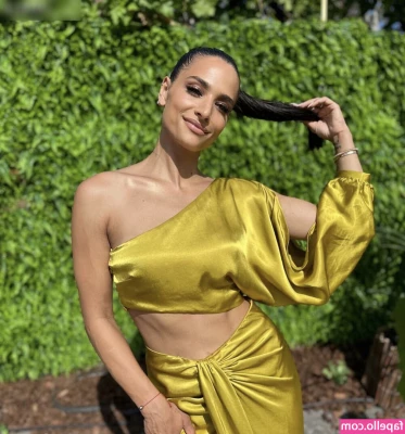 Amira Pocher [ amira-pocher ] - Tits and tan lines! Friday sexiness! 🍍🔥