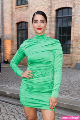 Amira Pocher [ amira-pocher ] - Hello guys! 🥰🤗  A quick update from me^^ I shot you 2 videos to