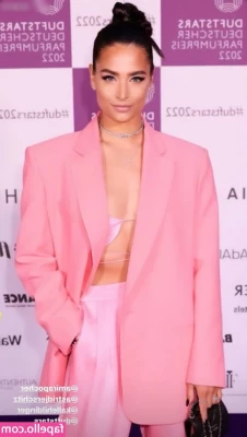 Amira Pocher [ amira-pocher ] - I'm waiting for my daily shoot daddy 🤤