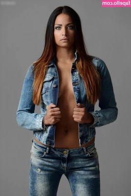 Amira Pocher [ amira-pocher ] - Swipe to see titties
