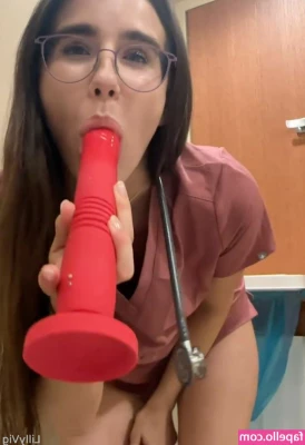 LillyVig - @carolinefitgirl LUXURY SPORTS MODEL play with her pussy after
