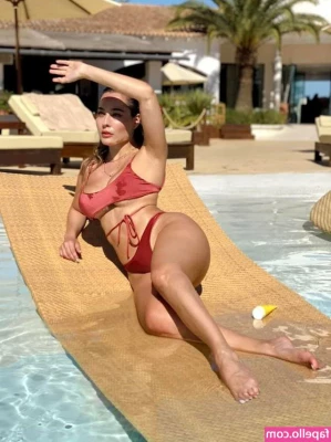 Paola Saulino [ paola-saulino ] - How to properly pregame for a shower