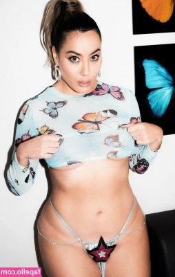 Paola Saulino [ paola-saulino ] - Upskirt no panties 😈 Please like, because every like makes me wet