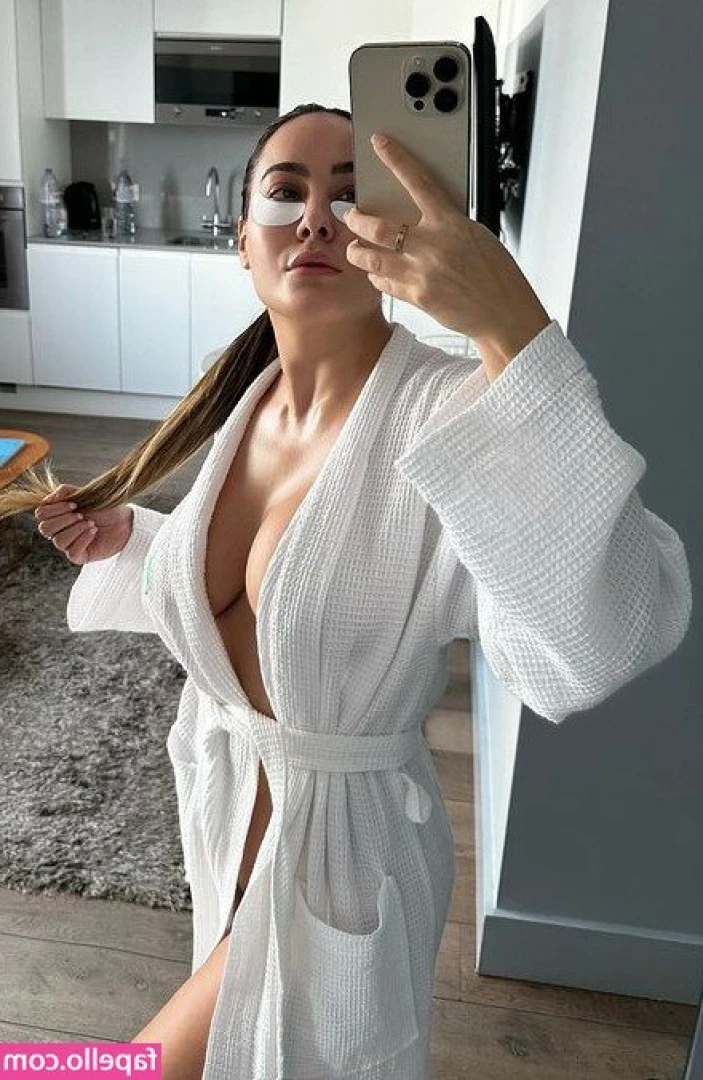 Paola Saulino [ paola-saulino ] - First post  Can t wait to show u my pierced nipples     Primer posteo