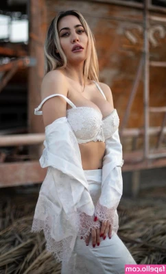 Paola Saulino [ paola-saulino ] - Enormous knockers and a message to you