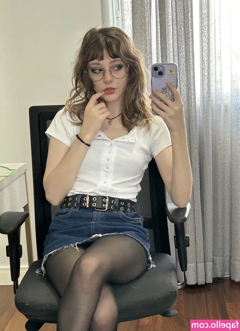 Maeveblueberry - Converse without socks and some of spit
