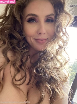 Lena Paul [ lena-paul ] - Buongiorno...chi vorrebbe appoggiare qui il suo 🍆???