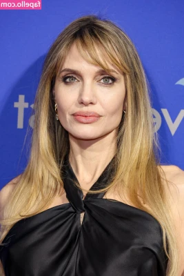 Angelina Jolie [ angelina-jolie ] - We zijn samen op werk een bestelling aan het uitpakken en jij zegt