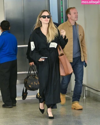 Angelina Jolie [ angelina-jolie ] - Waking you up to this ass shake at the beach ☀️   Be my