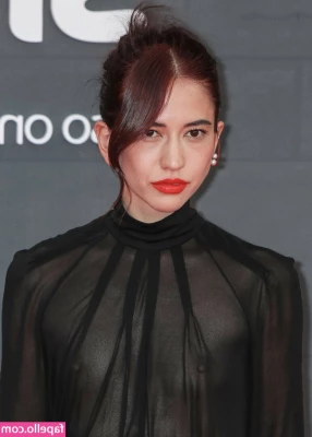 Sonoya Mizuno [ sonoya-mizuno ] - Would you cuddle with me on the couch and watch Christmas movies baby