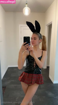 grace_thebiiigtits [ grace-thebiiigtits ] - One, two, three, four. How many lips do you see? 👄👀