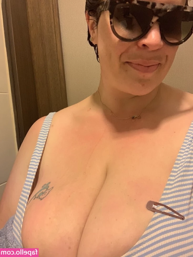 Juicy June [ juicy-june ] - Me encanta mover el culo