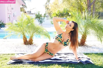 Tenille Dashwood [ tenille-dashwood ] - Just imagine, dimmed lights and you walk into a restaurant with me,