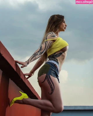 Ingrid Brans [ ingrid-brans ] - Does this photo give you any naughty ideas? 😏