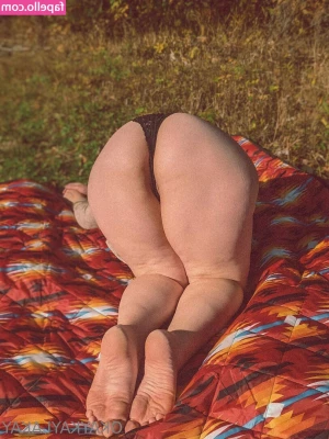 okaykaylakayy - waking up next to me means your day starts with your cock between my