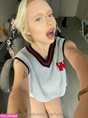 ladyy_diamond [ ladyy-diamond ] - Do you want to know what I'm wearing underneath?😉