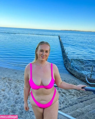 Elloise - Going swimming who wants to join me