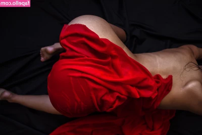 Deisy Leon [ deisy-leon ] - Feeling like touching something hard