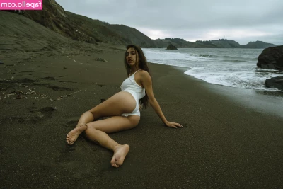 Deisy Leon [ deisy-leon ] - Eyes up here  time to pay attention