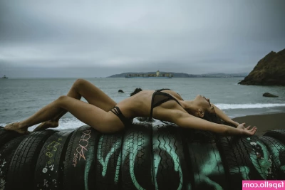 Deisy Leon [ deisy-leon ] - Herkesin bir oyuncak edinmesi gerekiyor  Acil  Harika harika bir şey