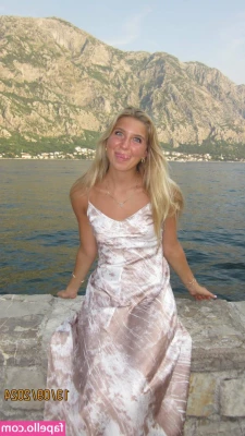 Aniela Leon [ aniela-leon ] - Who wants to see me put on a magic show with my wand