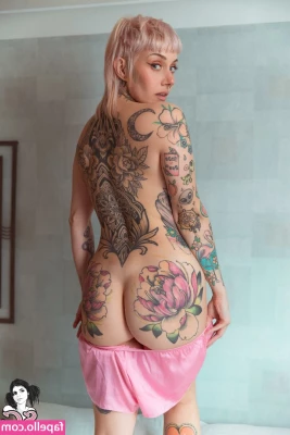 Sammiii Suicide [ sammiii-suicide ] - Finally home after an insanely long day  Nothing like a nice hot