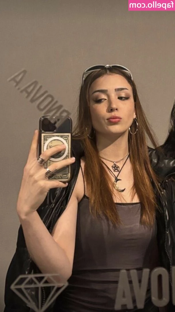 angelica06 - ..😍...🤩🤤..Have you ever seen such beautiful peeping nipples?
