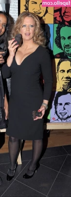 Barbara Schöneberger [ barbara-schneberger ] - Domina a esta perrita