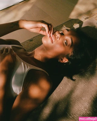 Laura Harrier [ laura-harrier ] - Me trying to take my own pics booty and scrunch soles