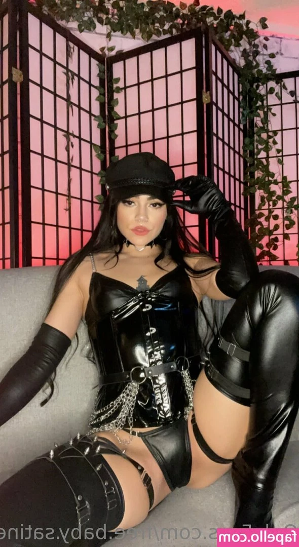 free.baby.satine [ free-baby-satine ] - Ça c est un beau ptit cul de milf