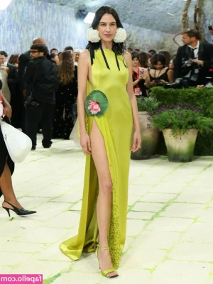 Alexa Chung [ alexa-chung ] - Flashing totally naked in public is so exciting 😍😍