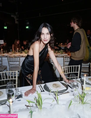 Alexa Chung [ alexa-chung ] - Hello new followers, tips are not expected but they are VERY