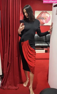 Alexa Chung [ alexa-chung ] - POV we are hanging out and you can see up my dress and ask me to
